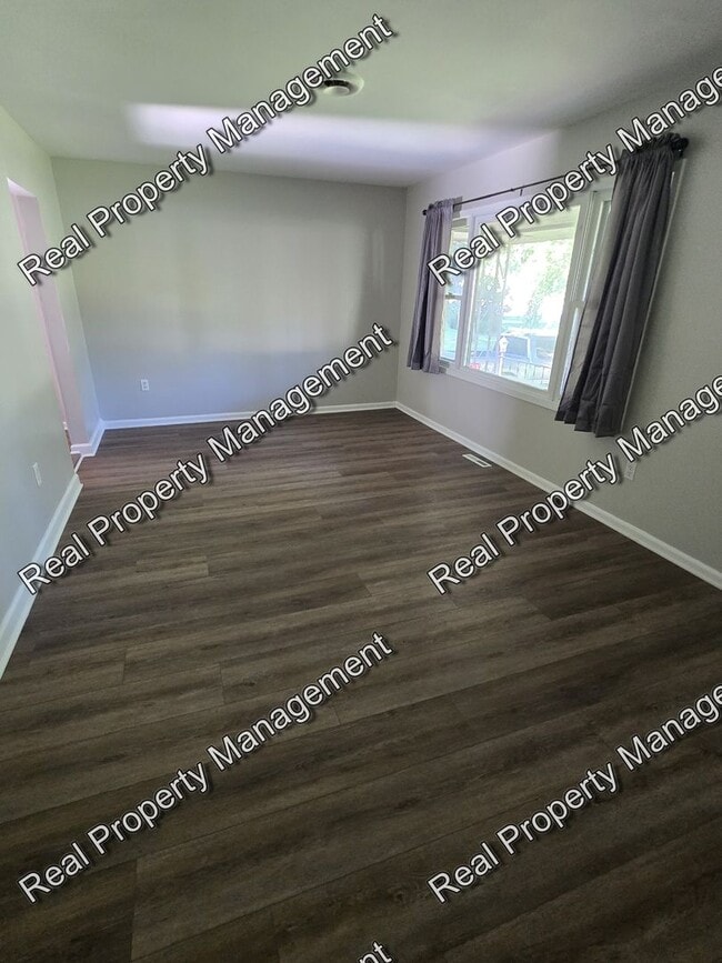 Building Photo - Three Bedroom Ranch