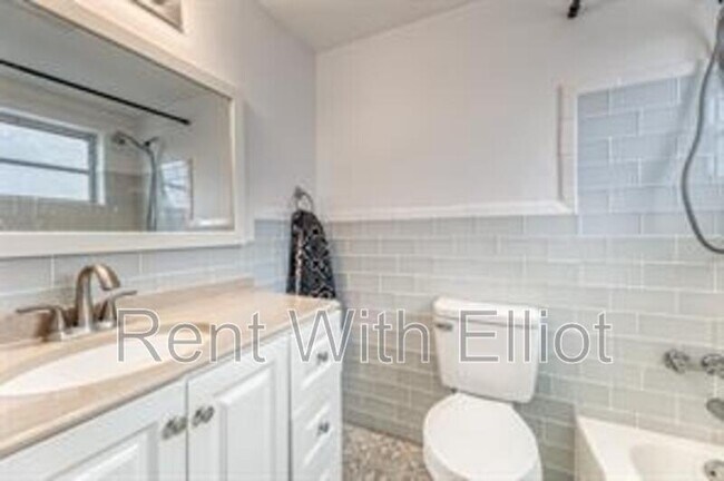 Building Photo - 200 NE 12th Ave