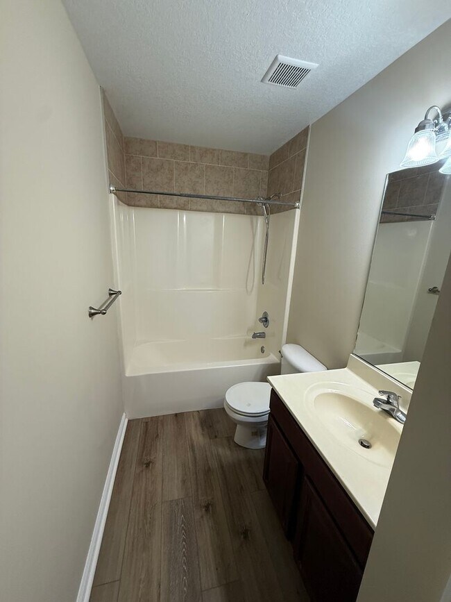 Building Photo - Great Home in Convenient Halls Location