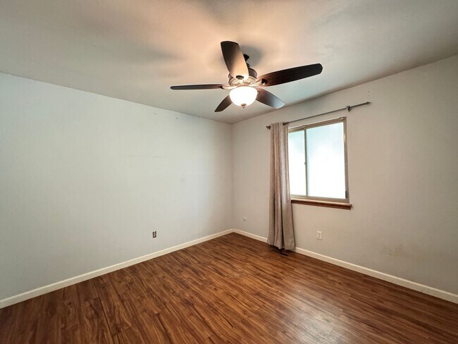 Building Photo - Great Tri-level home-Half of November Free!