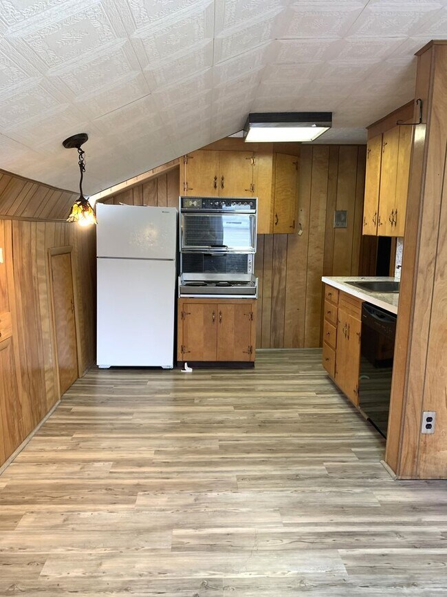 Building Photo - Charming single-family home just a short w...