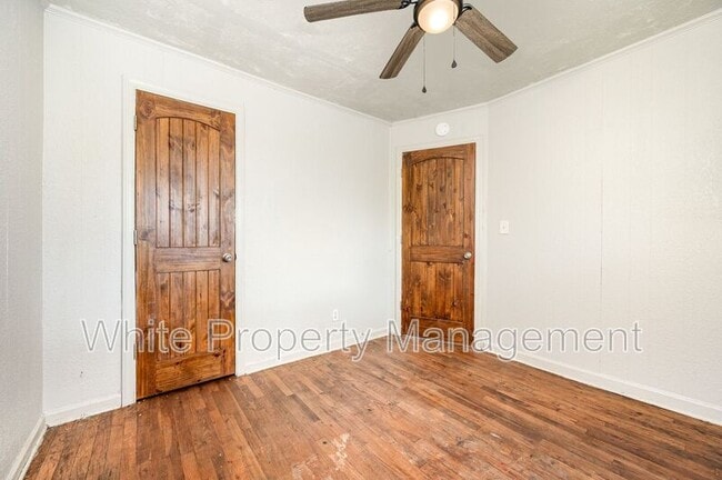 Building Photo - 2407 Julia Ave