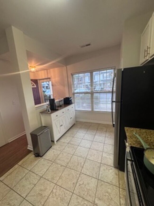 Building Photo - Wonderful townhome in Perfect Location