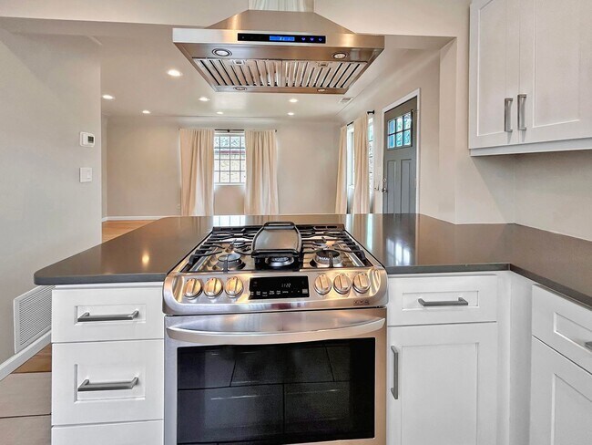 Building Photo - SLOAN'S LAKE: 2-BEDROOM UNIT WITH HIGH-END...