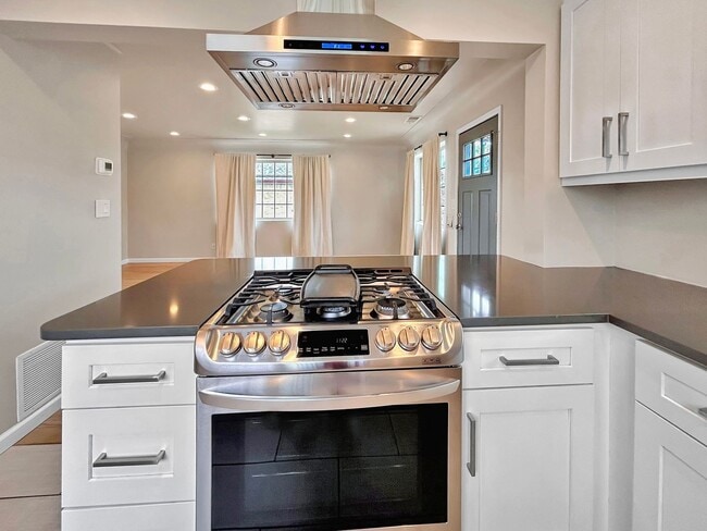 Building Photo - SLOAN'S LAKE: 2-BEDROOM UNIT WITH HIGH-END FINISHES