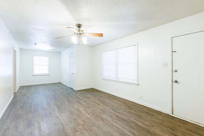 Building Photo - Charming 3 bedroom