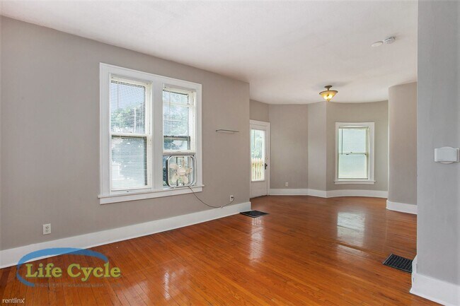 Building Photo - 2 br, 1 bath Triplex - 248 Henry Ave SE