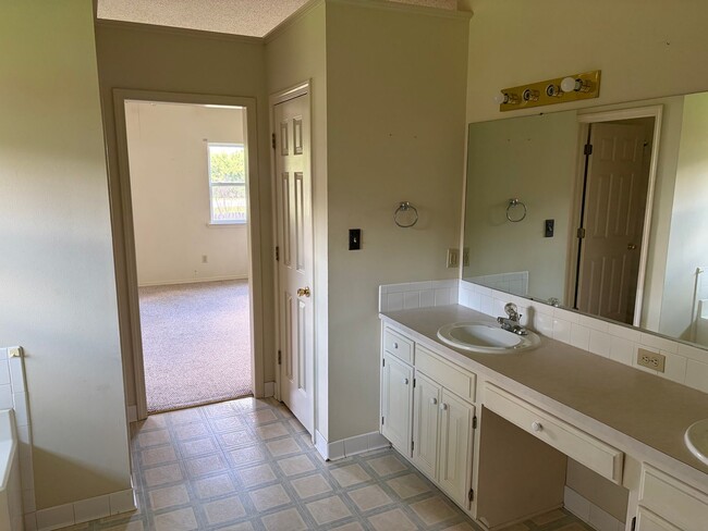 Building Photo - 3 Bedroom and 2 Bathroom House