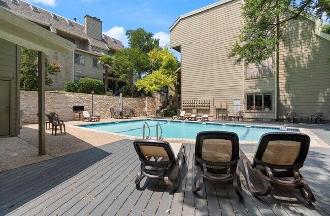 Building Photo - 1135 Barton Hills Dr