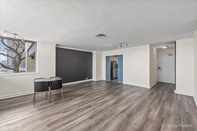 Building Photo - 6301 N Sheridan Rd