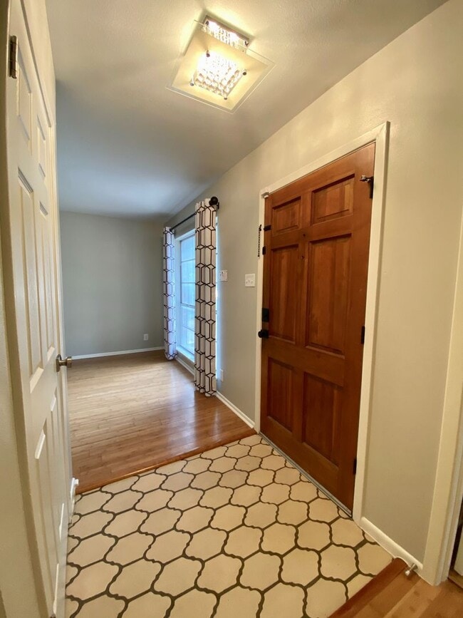 Building Photo - Colonies North Home with 3 BD | 2 BA Available JULY 2026!!