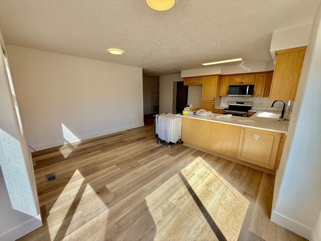 Building Photo - 3-BR Home with Garage and Fenced Yard in B...