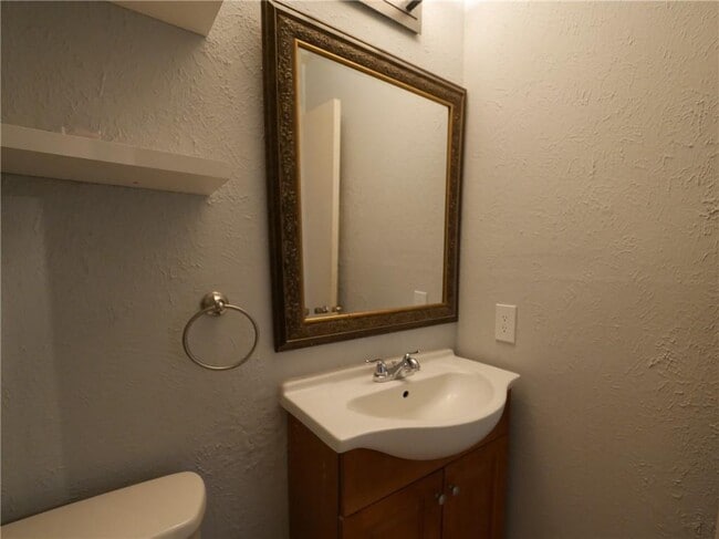 Building Photo - 800 Live Oak Dr