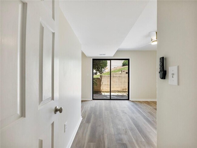 Building Photo - 605 Candler St