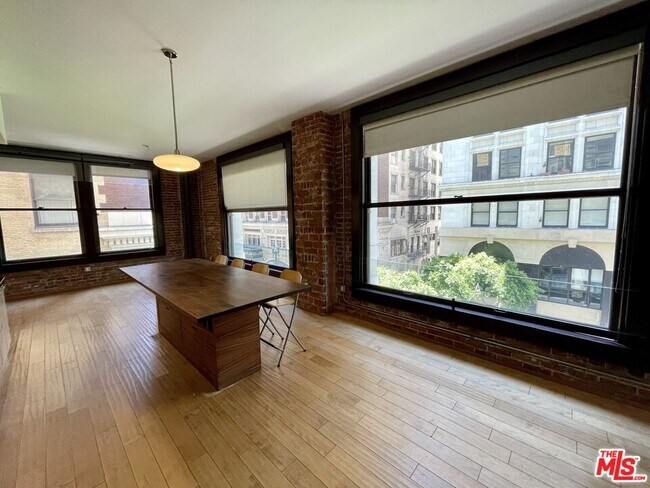 Building Photo - 460 S Spring St