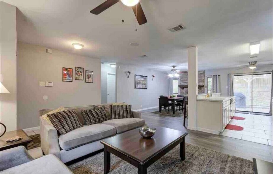 Building Photo - 802 Thrasher Dr