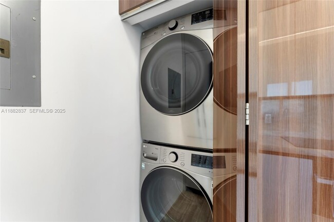 Building Photo - 5900 Collins Ave