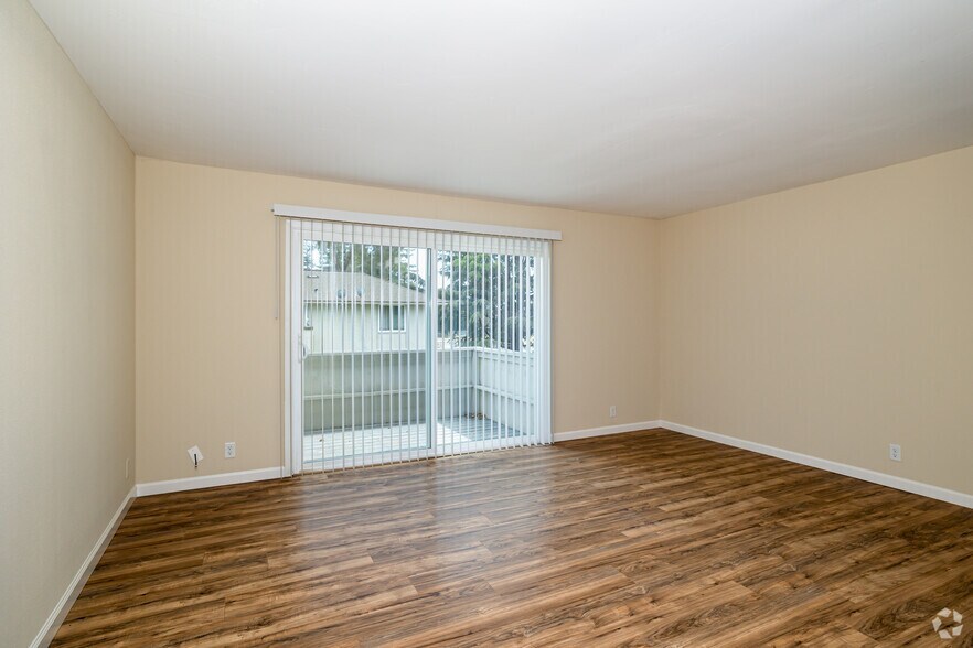 2BR, 1BA - 760SF - Pinewood Apartments