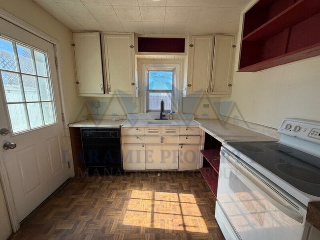 Building Photo - 656 N Cedar St