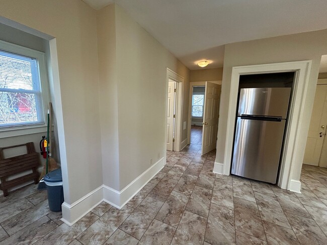 Building Photo - Central - Beautifully Restored and Updated Apartment