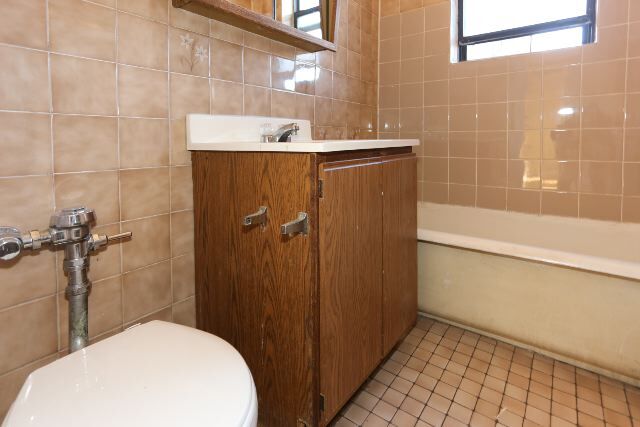 Building Photo - 744 W Belmont Ave