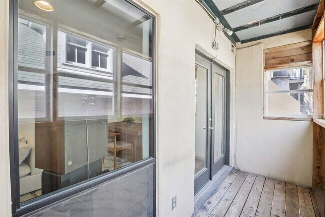 Building Photo - 1106 W 6th St