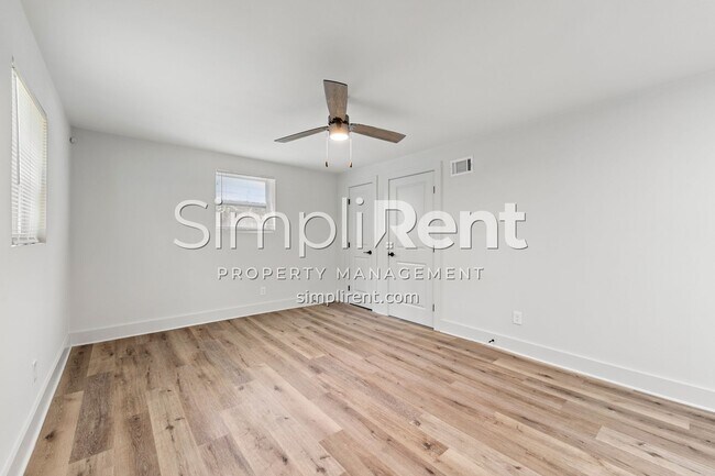 Building Photo - Newly Renovated 4/2.5 Home For Rent / First Month Free!