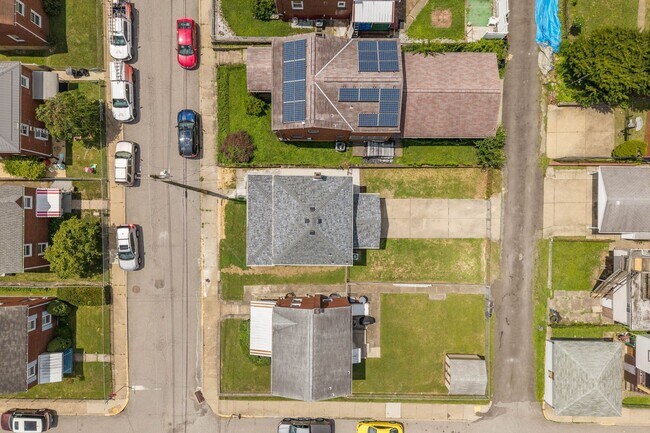 Building Photo - Newly renovated 3 bedroom home in McKees Rocks available now!