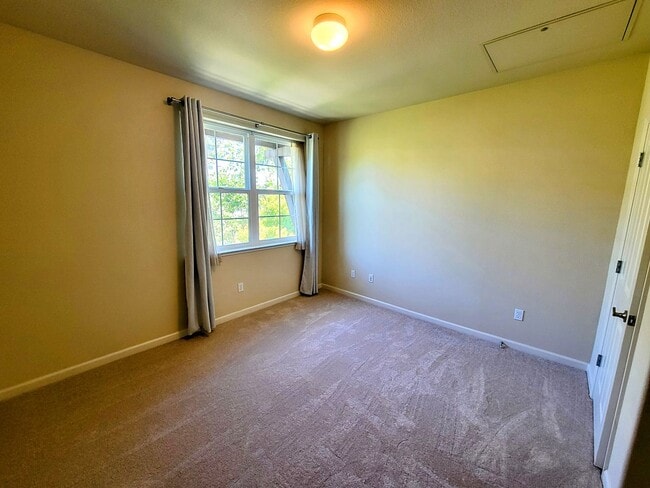 Building Photo - Stunning 2 Bed 2 Bath Penthouse Condo in Los Altos.  Great Schools and Location!