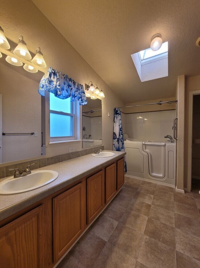 Building Photo - Updated Spacious Home in the Foothills!