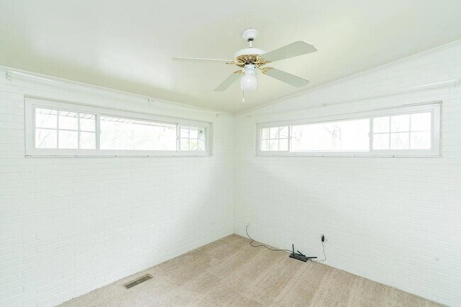 Building Photo - 203 Hathaway Dr