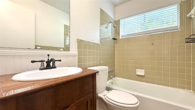Building Photo - 10105 Oak Hollow Dr