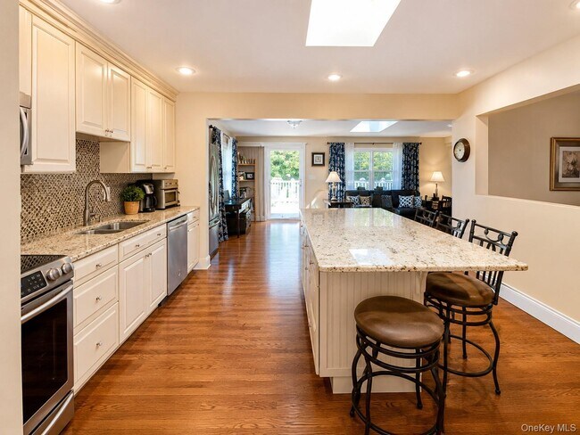 Building Photo - 10 Roe Cir