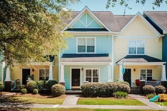 Building Photo - Move-In Ready & Updated Hampton Forest Tow...