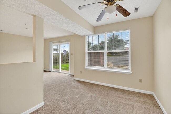Building Photo - Pet Friendly End Unit Townhouse with Fence...