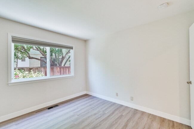 Building Photo - $8500-Mountain View  4 bedroom 3 baths in great neighborhood!