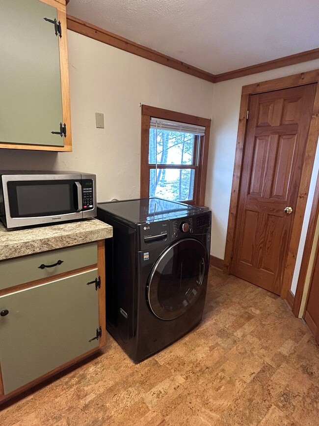 Building Photo - Creekside Cottage Living with Bonus Studio Space