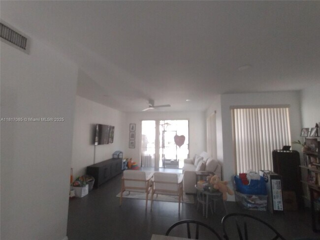 Building Photo - 15509 N Miami Lakeway