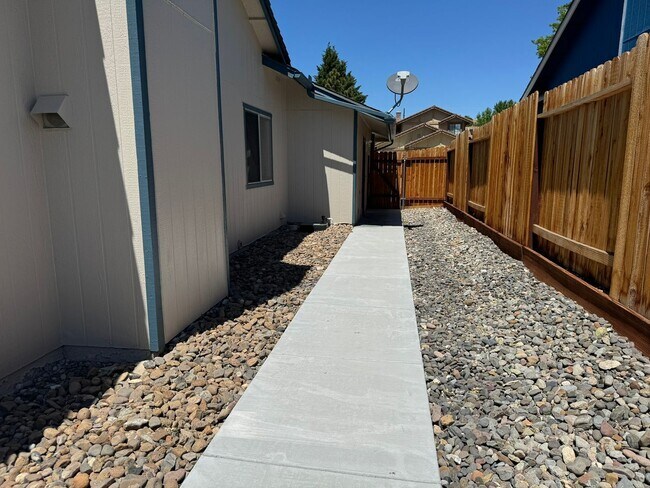 Building Photo - 3 Bedroom 2 bath with beautiful landscapin...