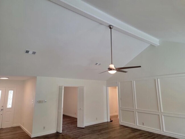 Building Photo - 10403 Pinehurst Dr