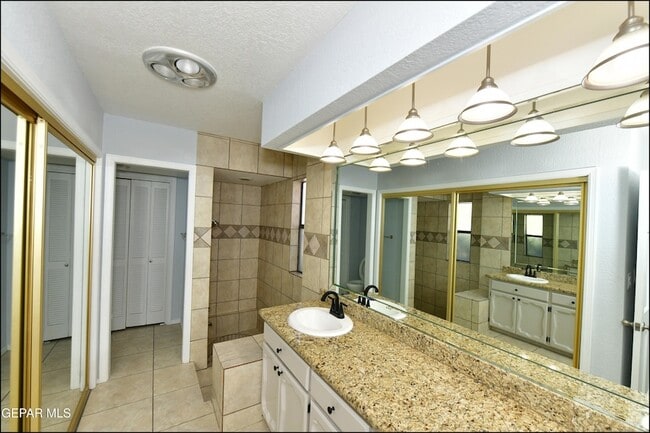 Building Photo - 5852 Mira Serena Dr