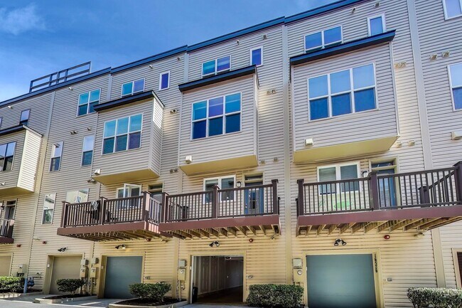 Building Photo - Stunning 3BD/3.5BA luxury 4-level townhouse in Great Location!