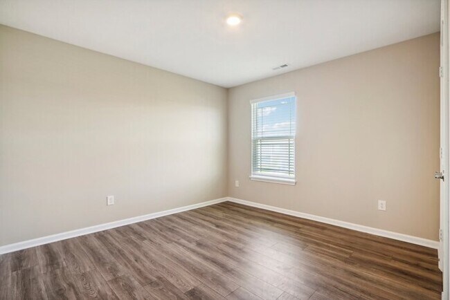 Building Photo - Fantastic 5bd/3ba home! Let yourself in!