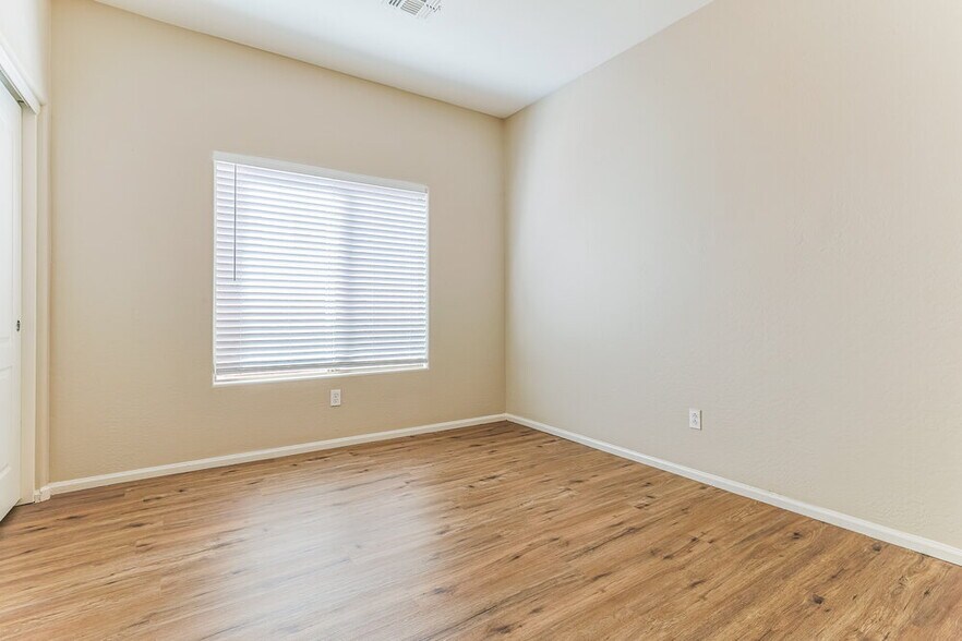 Building Photo - 3316 S 71st Ave