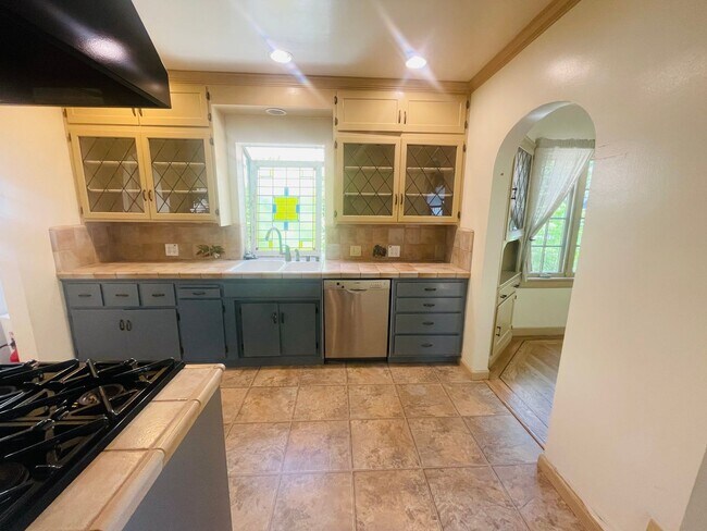 Building Photo - Gorgeous 3bed/2bath home in East Sac