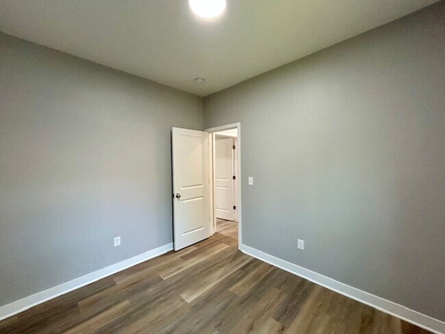 Building Photo - Charming 3-Bedroom 2 Bathroom Duplex in th...