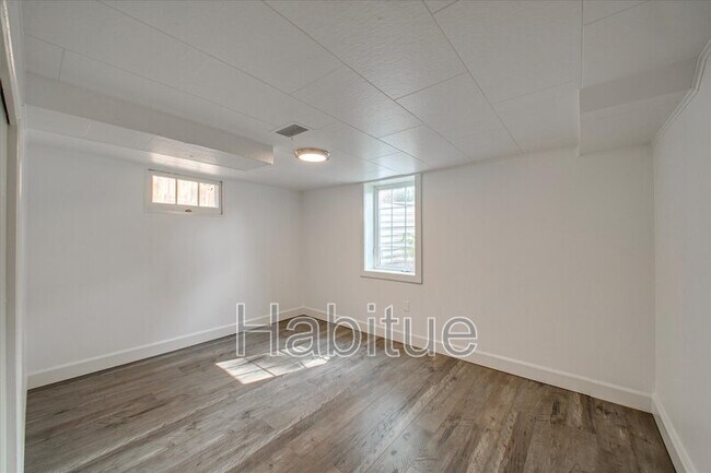Building Photo - 414 S Pond St