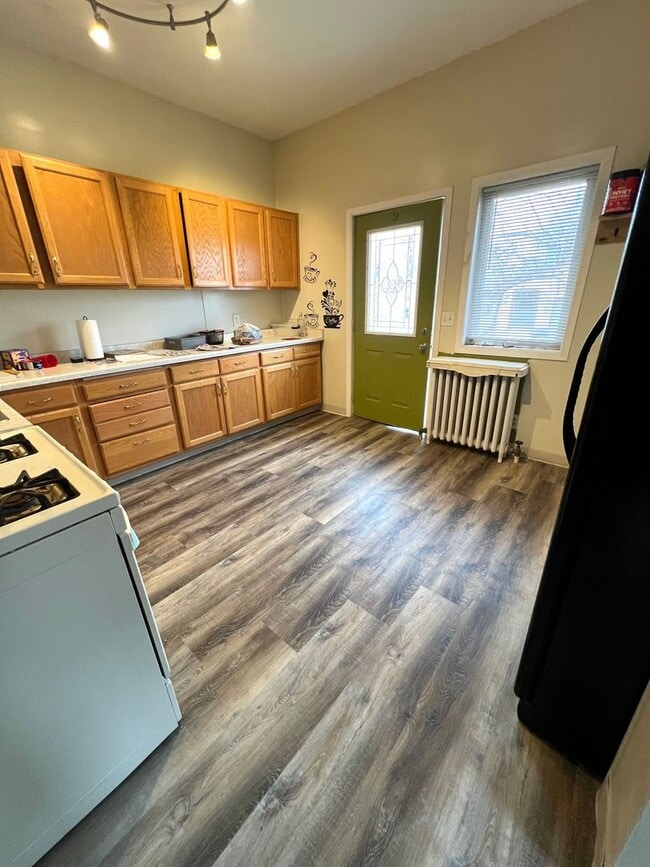 Building Photo - AVAILABLE May 2026 - Wonderful 4 Bedroom House - 2 Car Garage