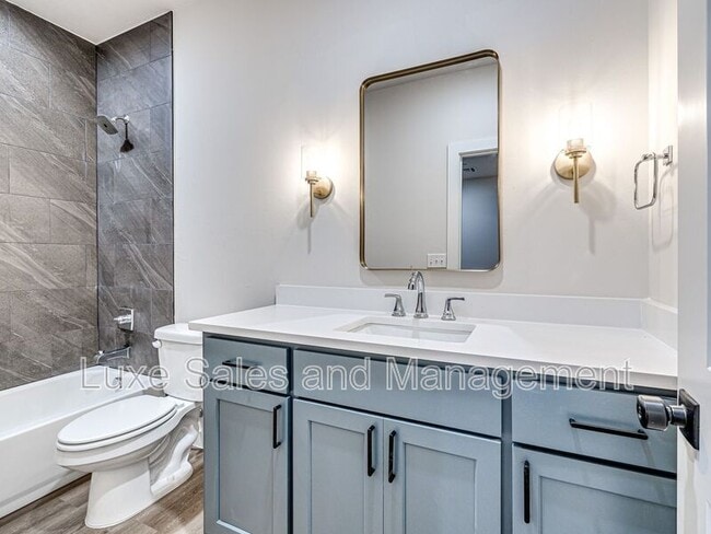 Building Photo - 610 W 2nd St