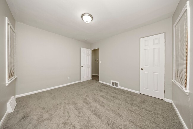 Building Photo - 3 bedroom newly renovated $1250